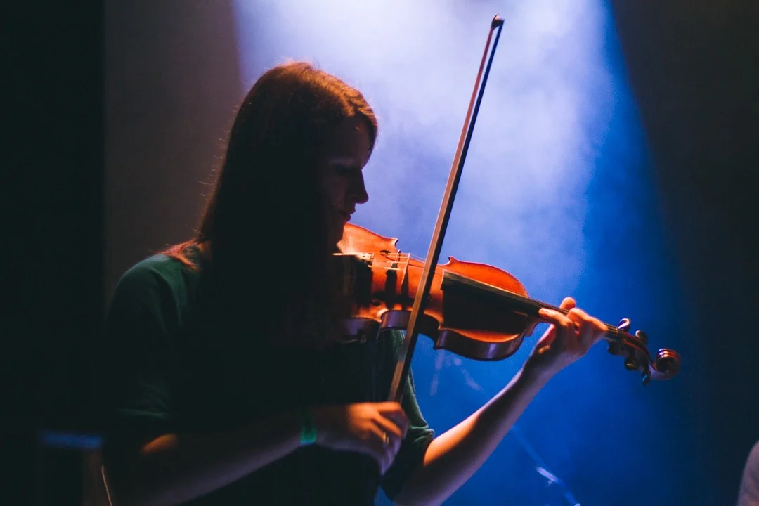 Niki de Vlaming speelt viool tijdens een live optreden