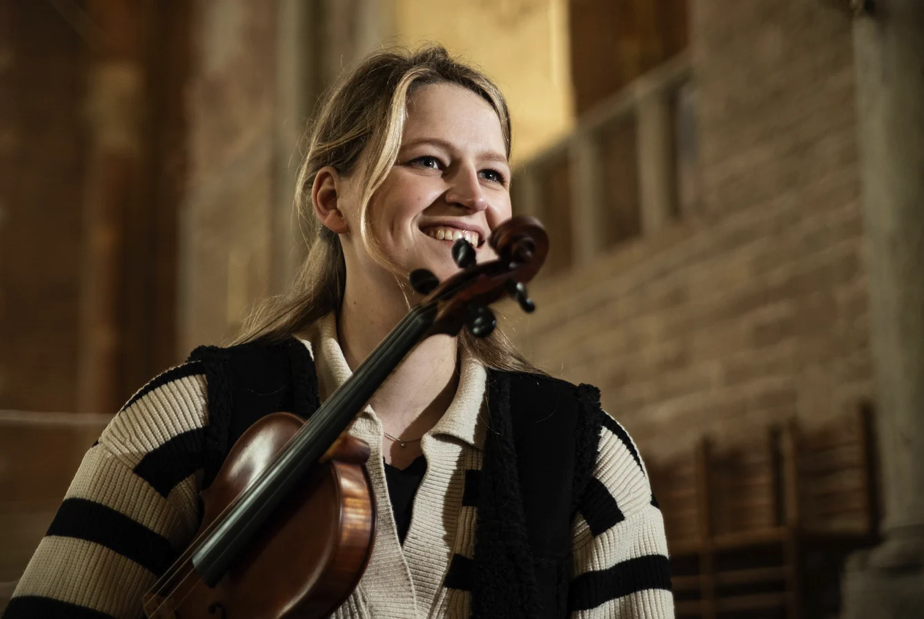 Viooldocente Niki de Vlaming met haar viool